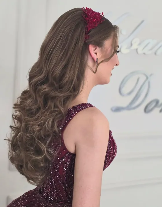 Lange Locken mit rotem Haarreif zum Abendkleid