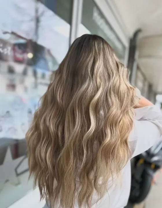 Balayage mit weichen Wellen im Freien