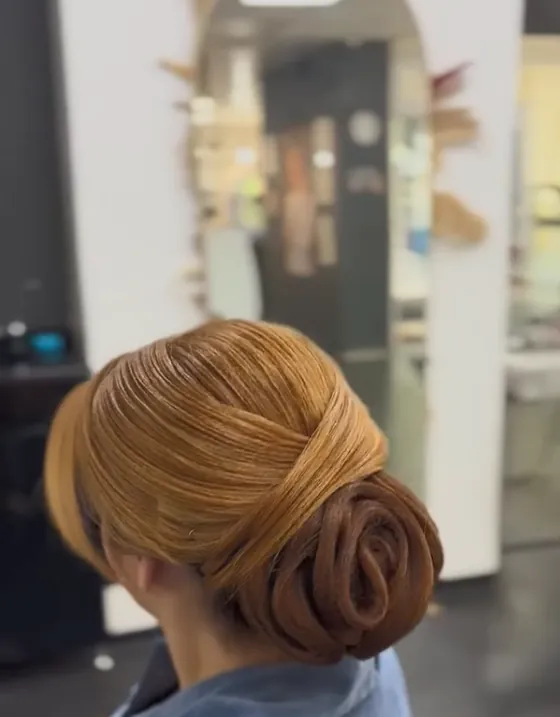 Eingedrehter Chignon in warmem Kupferblond