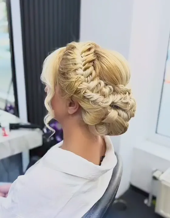 Blonde Hochsteckfrisur mit eingearbeitetem Zopf