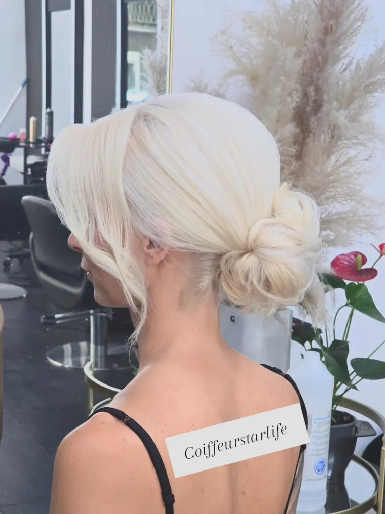 Tief sitzender blonder Dutt, Coiffeur Star Life Merkstein