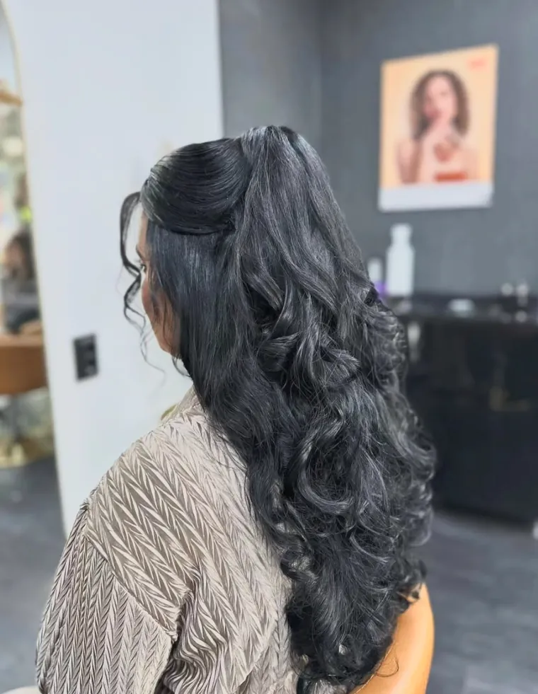 Langes schwarzes Haar mit weicher Welle, Coiffeur Star Life Merkstein