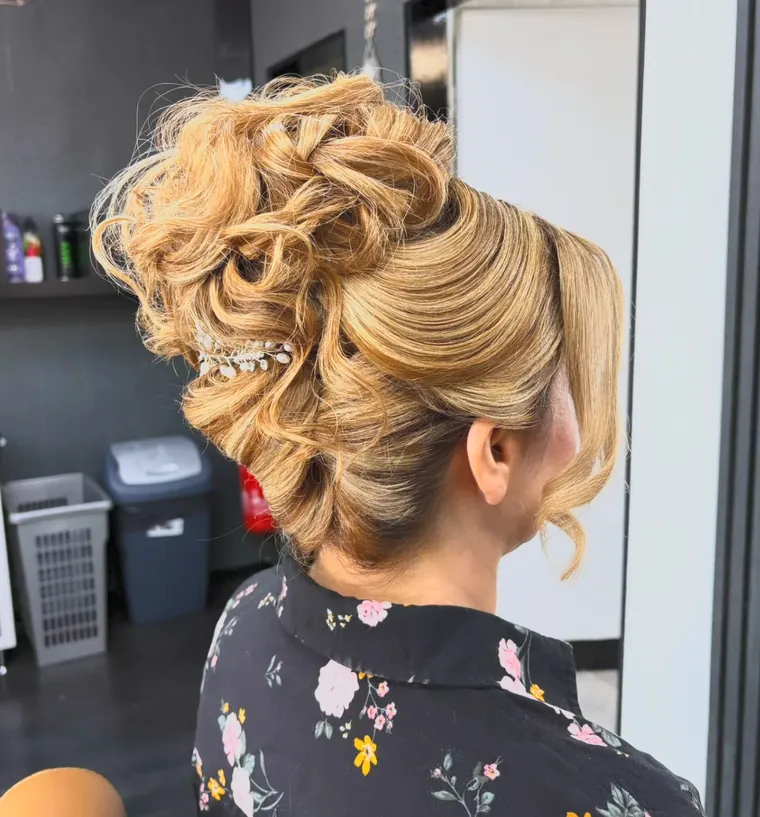 Blonde Locken zu einer Hochsteckfrisur gesteckt, Coiffeur Star Life Merkstein