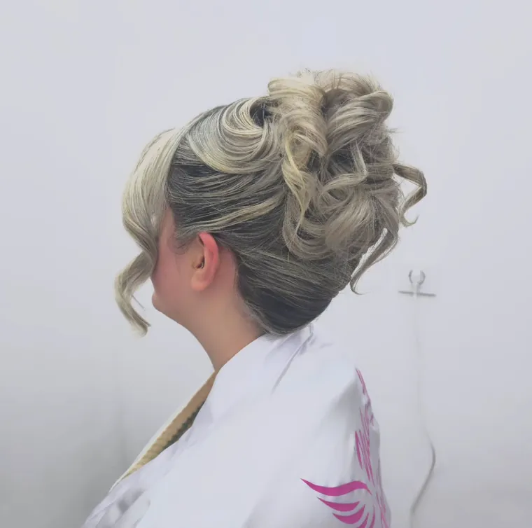Blonde Hochsteckfrisur mit sichtbarer Struktur, Coiffeur Star Life Merkstein