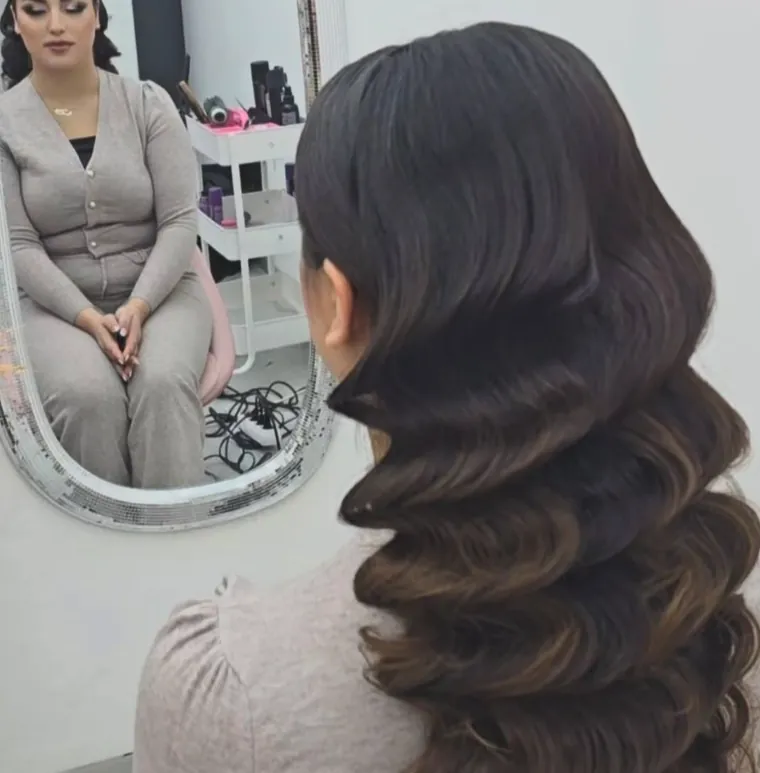 Braune Wellen im Salonspiegel, Coiffeur Star Life Merkstein