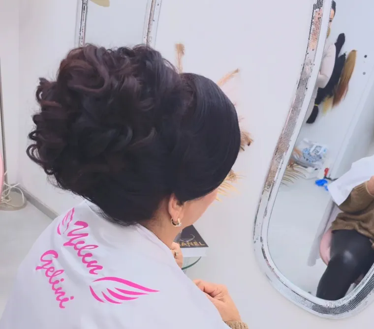 Dunkle Hochsteckfrisur in Arbeit, Coiffeur Star Life Merkstein