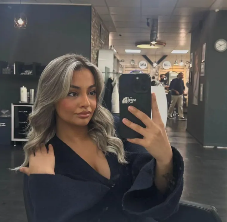 Balayage in Beigeblond auf langem Haar, Coiffeur Star Life Merkstein