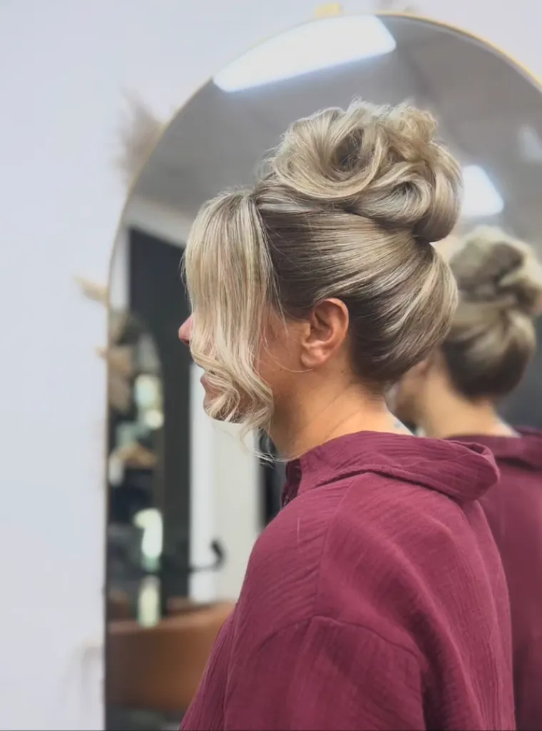 Hoher Dutt in Silberblond, Coiffeur Star Life Merkstein